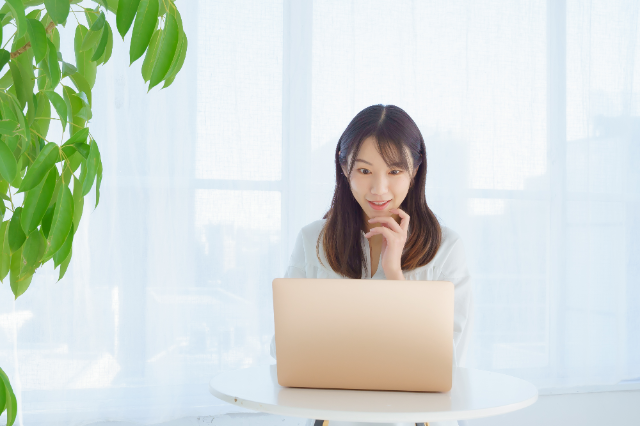 PCを見て嬉しそうな表情の女性