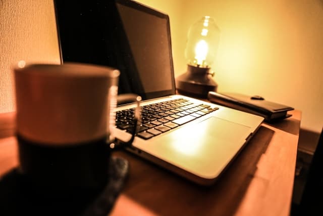 夜間にインターネットを利用するイメージ