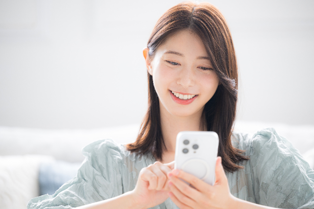 スマホを利用する若い女性