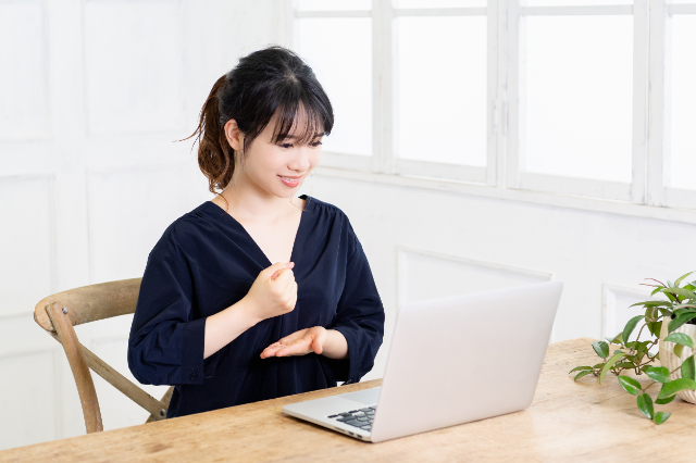 納得のジェスチャーをする女性
