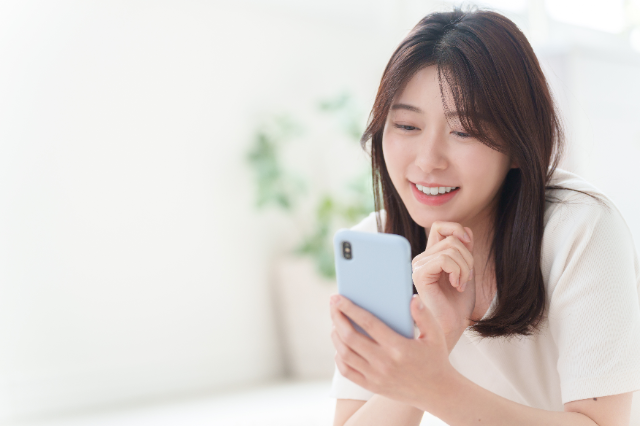 スマホを使う女性