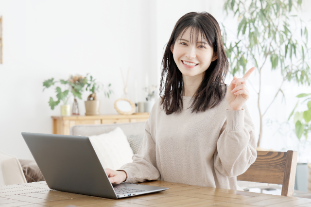 インターネットを快適に利用している女性