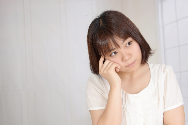 困っている表情の女性