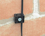 ビス留めの場合の外壁への光ケーブル固定例の写真